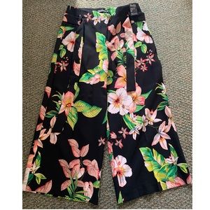 Flower Capri with belt